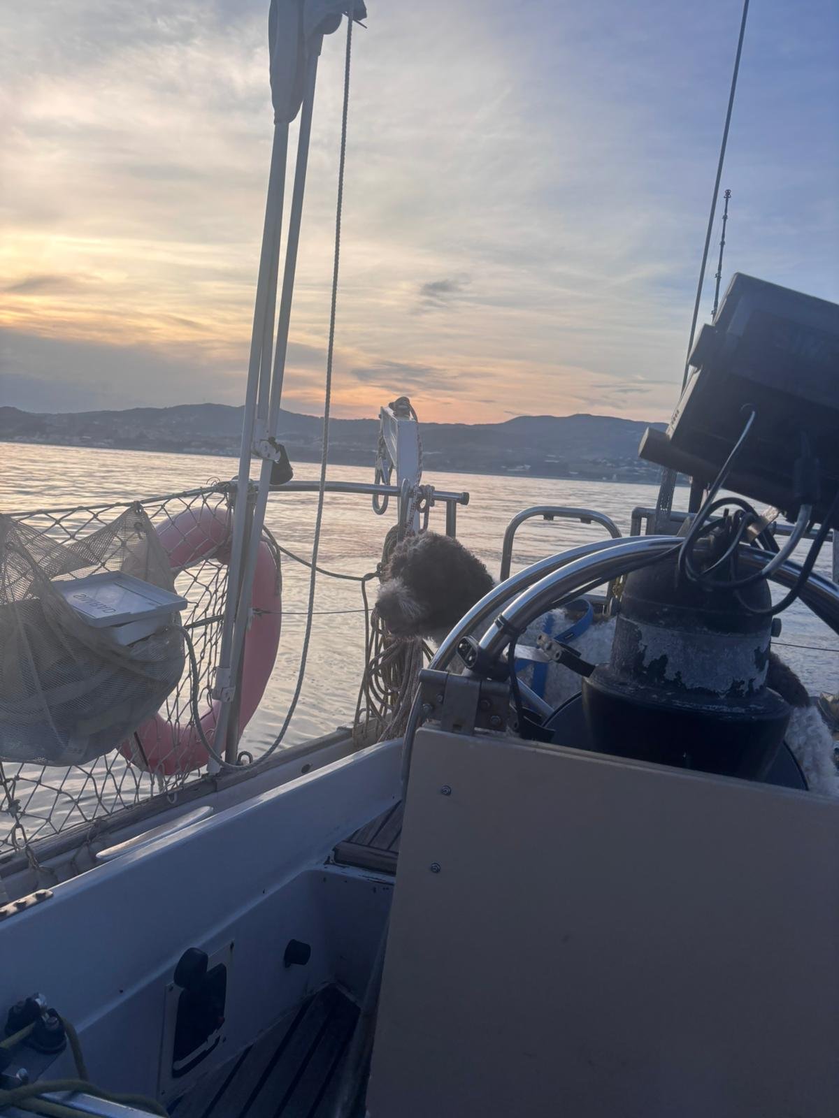 Atardecer desde la cubierta del velero Martina II en Barcelona